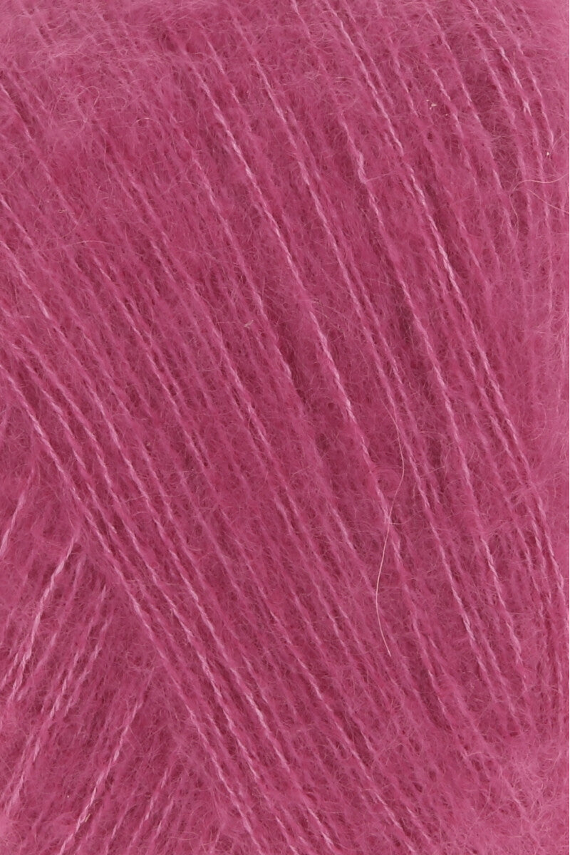 Lang Yarns Cashmere Dreams Yarn, 290m / 25g – Fuchsia (0065), yarn texture