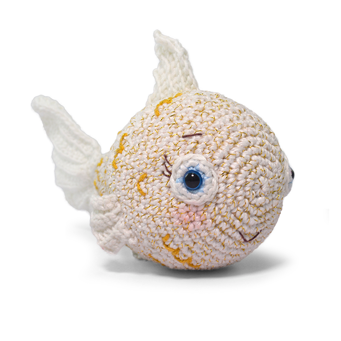 Circulo Amigurumi Sparkle 149 m / 80 g - Crocheted fish on a white background