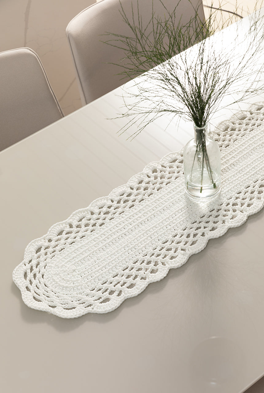 Circulo Fio Náutico Poly 5 mm – Polyester Cord Yarn ( 178 m  / 500 g) - A white crocheted table runner with an elegant scalloped edge, styled on a light-colored dining table with a small glass vase containing dried branches.