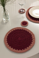 Circulo Fio Náutico Poly 5 mm – Polyester Cord Yarn ( 178 m  / 500 g) - A set of hand-crocheted round placemats and coasters in burgundy and dusty rose, styled on a white table with plates, a wine glass, and a vase of greenery.